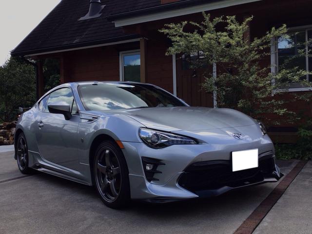 ８６