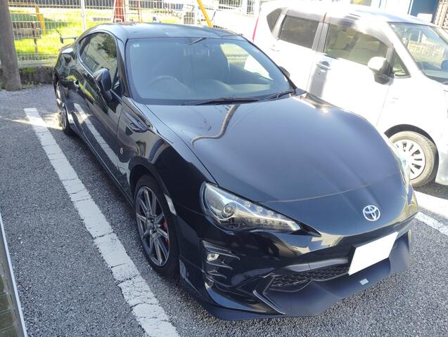 ８６
