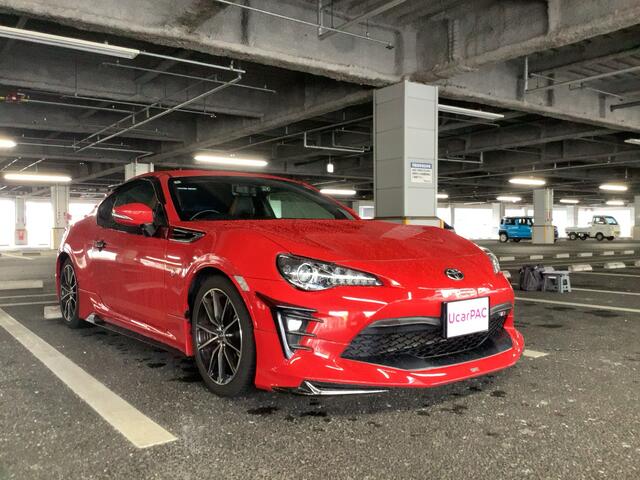 ８６
