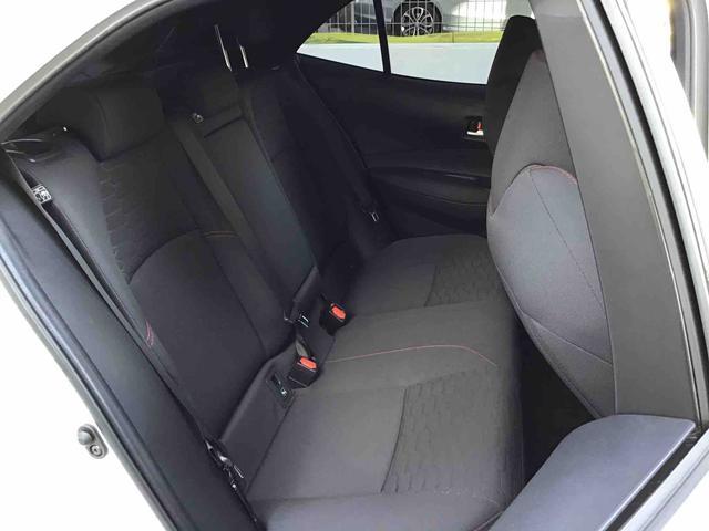 トヨタ カローラスポーツ　ハイブリッド